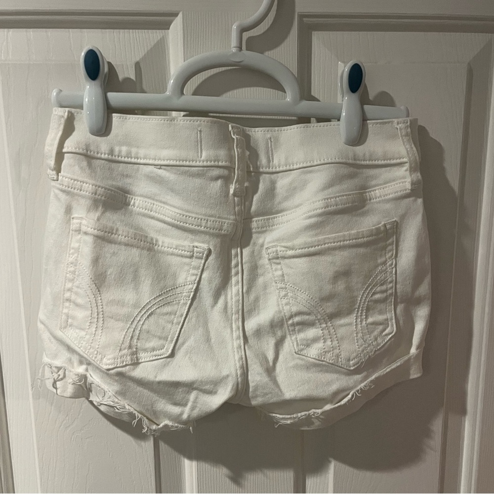 White Hollister low-rise shorts - Picture 3 of 3